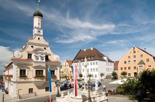 Friedberger Rathaus und Marienplatz, Foto Reinhold Ratzer_klein-Altbayerische Herzogstädte