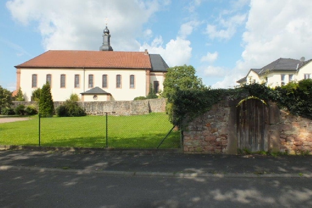 Blick vom Mainradweg auf die Kirche in Großwallstadt