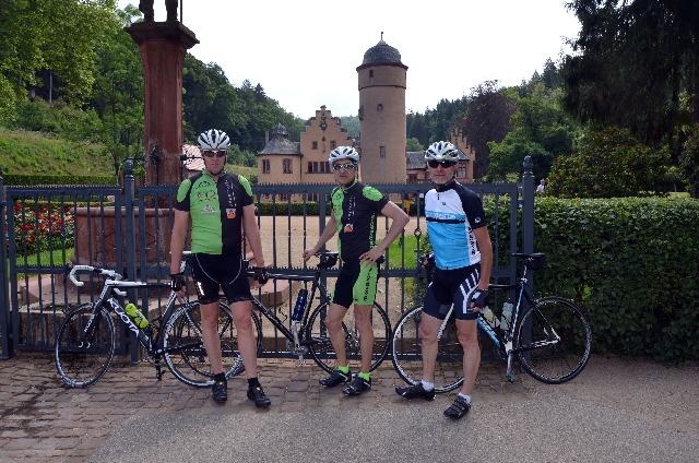 Mitglieder der Velofreunde Wertheim vor dem Wasserschloss Mespelbrunn.
