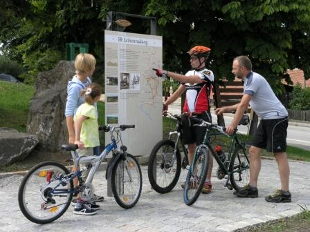 Radgruppe vor einer Schautafel entlang des Donau-Wald-Radweges
