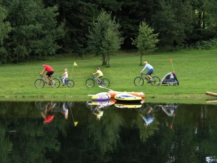 Radler entlang des Donau-Wald-Radweges