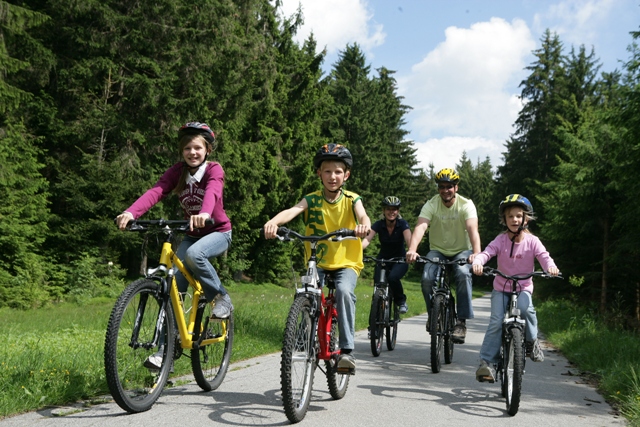Famile entlang den Donau-Regen-Radweges