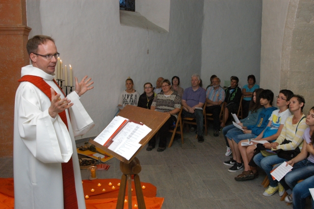 Die Sigismundkapelle war schon immer ein Ort, an dem Menschen die Verbindung zu Gott suchten - hier beispielsweise bei einer Sternwallfahrt der Firmanden der Seelsorgeeinheit Grünsfeld-Wittighausen.
