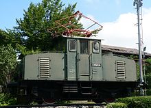 E69-04 vor dem Bahnhof