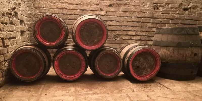 Bierfässer im historischen Bierkeller