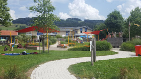 Liegewiese und Spielplatz