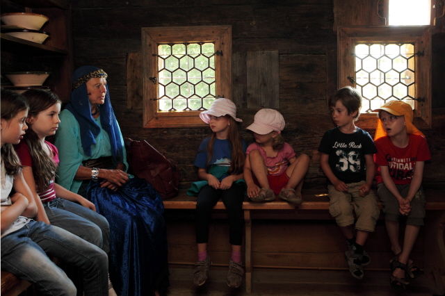 Aufmerksame Zuhörer während einer Führung durch das Museum.