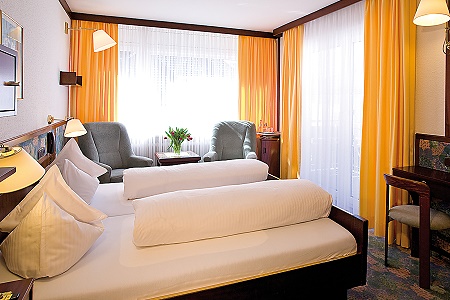 Bett in einem Doppelzimmer