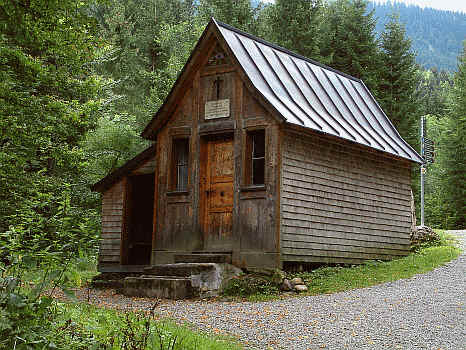Die hölzerne Kapelle am Ende des Steigbachtobels