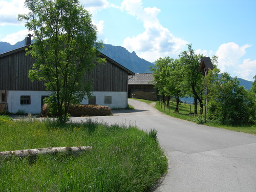 Der Weg führt links am Haus vorbei