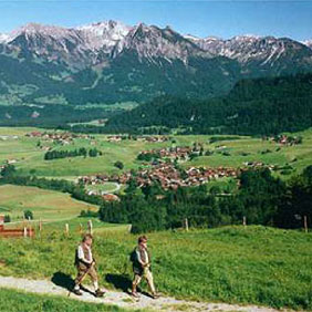 Ein herrliches Panorama begleitet uns entlang des Weges.
