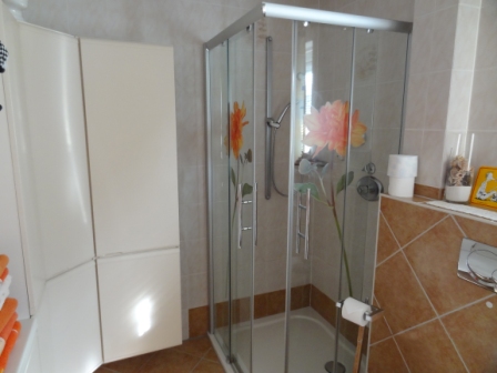 Badezimmer in der großen Wohnung