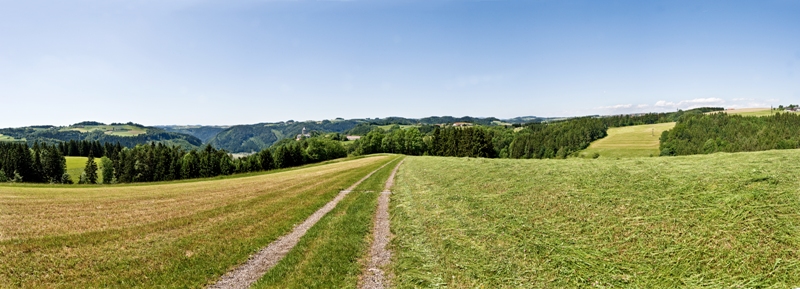 Blick vom Bockhügel auf Schloss Marsbach