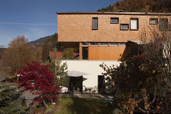 Hausansicht mit Garten - Sommer