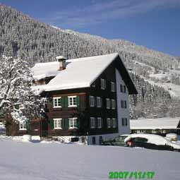 Hausansicht_-_Winter