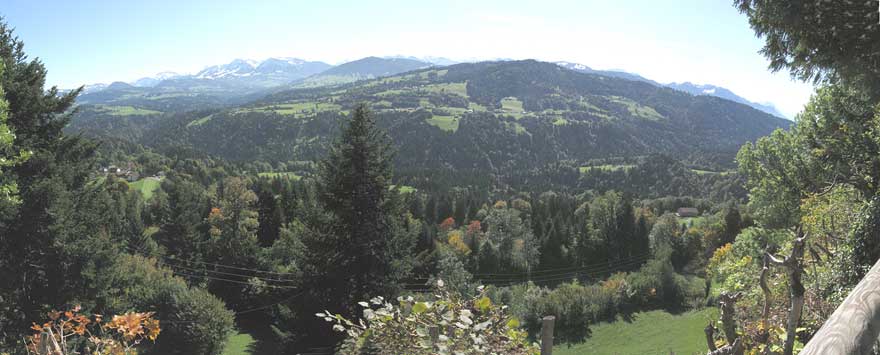 Ausblick über den Bregenzer Wald von der Terasse des Gasthof Stollen