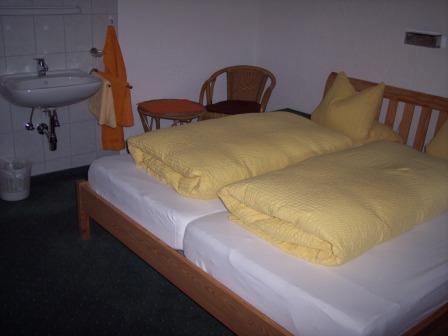 Doppelzimmer mit Waschbecken