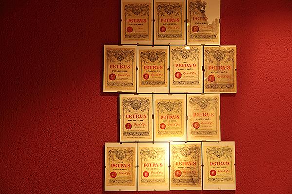 Petrus Etiketten in Franks Weinzimmer