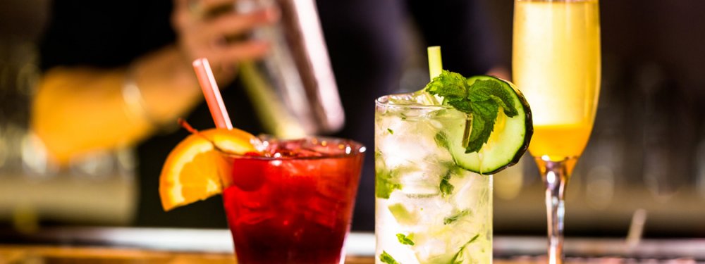 cocktails an der bar