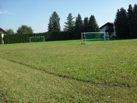 Bolzplatz (nur 30 m entfernt!)