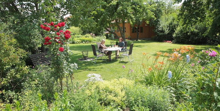 Garten mit Fahrradschuppen