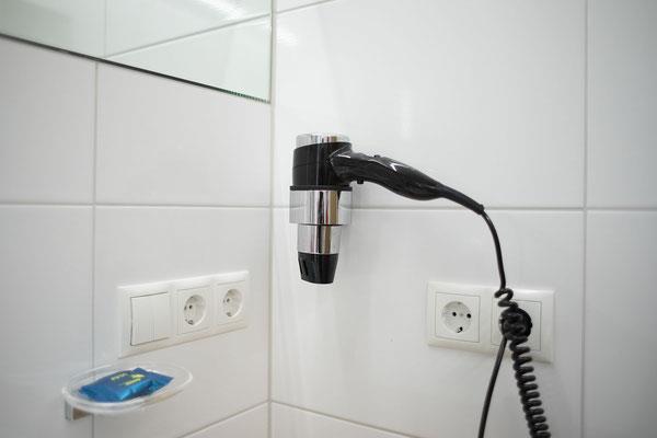 dusche  mit föhn  wohn. maderer