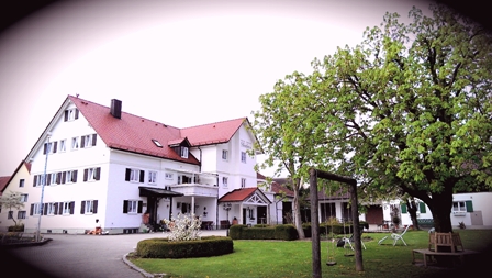 Aussenansicht Haupthaus und Gästehaus in der Pension Barbara in Mainburg-Lindkirchen im Hopfenland Hallertau