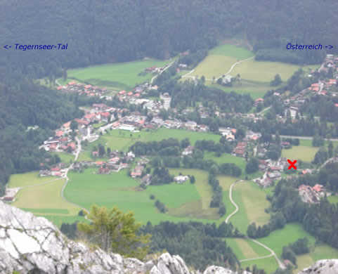 Blick vom Hausberg dem Leonhardstein auf Kreuth. Unser Haus befindet sich beim roten Kreuz.