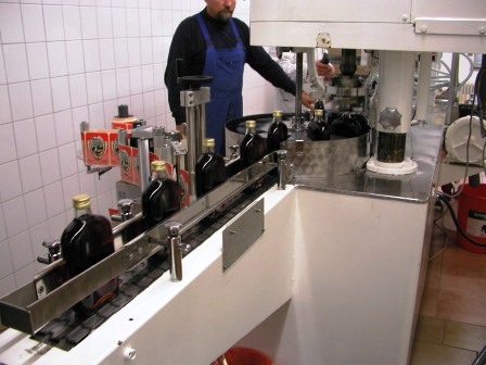 Abf\u00fcllen und Etikettieren des Magenbitters