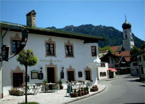 Vorderansicht mit Kirche