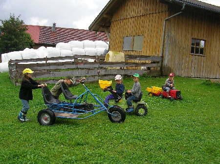 Treteltraktor und Kettcar fahren