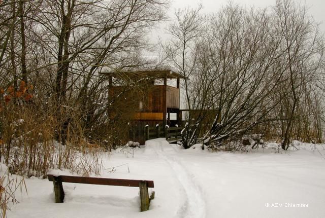 Winterlandschaft mit dem Beobachtungsturm im Hintergrund.