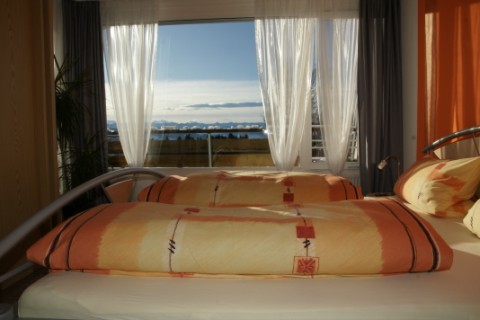 Schlafzimmer_mit_Blick_zum_Balkon