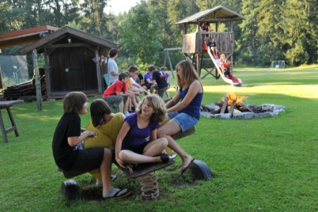 Spielanlage mit Allzweckplatz, Seilbahn,Kneippbecken und Lagerfeuer