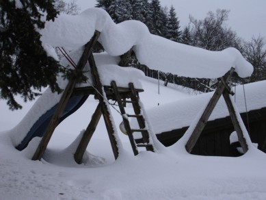 Schaukel unterm Schnee