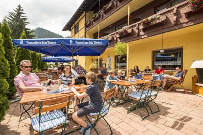Biergarten mit traumhaften Bergpanorama
