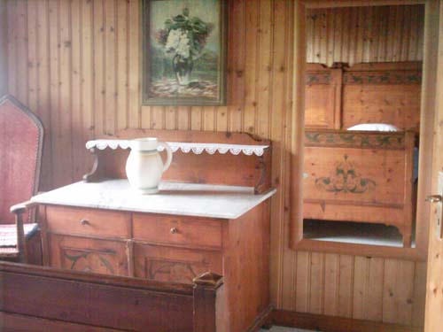 kommode_im_schlafzimmer