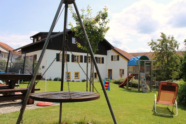 gemütlich Garten mit Spielgeräten und Grillplatz
