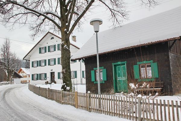 Haus und Gartenhaus im Winter