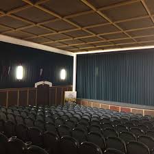 Kinosaal mit Leinwand