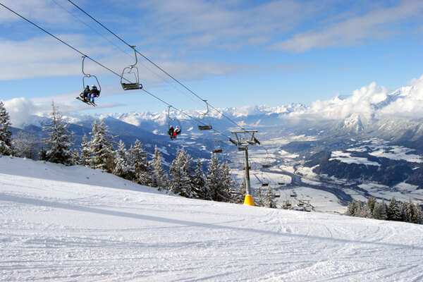 Sessellift beim Skifahren