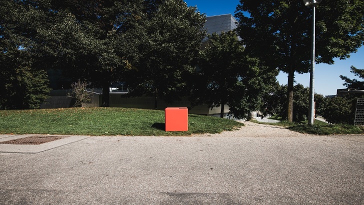 Roter Würfel am Georg-Brauchle-Ring