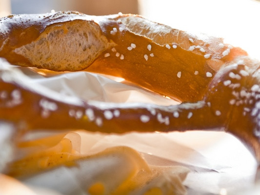 Bayerische Schmankerl und frische Breze im Biergarten Schloßallee Haag
