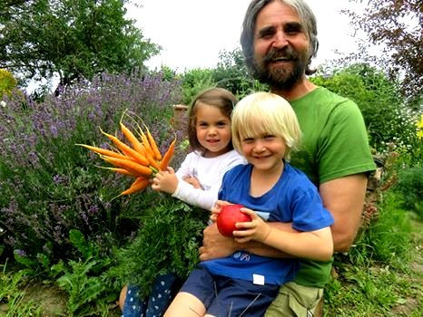Frische selbstgepflückte Karotten vom Naturgarten Schönegge