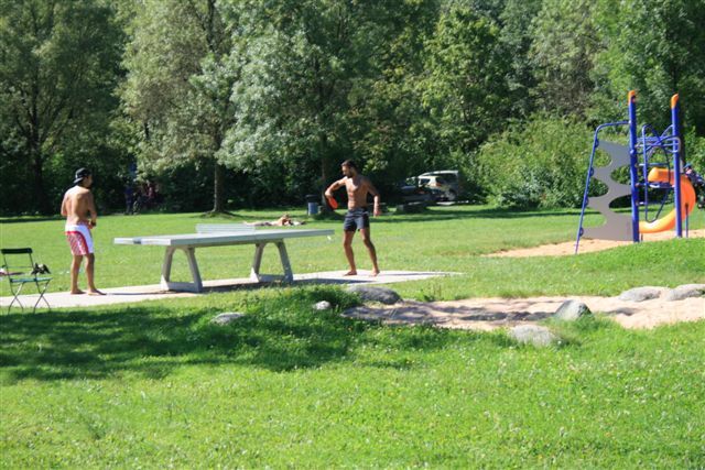Liegewiese und Tischtennisplatte am Happingerausee