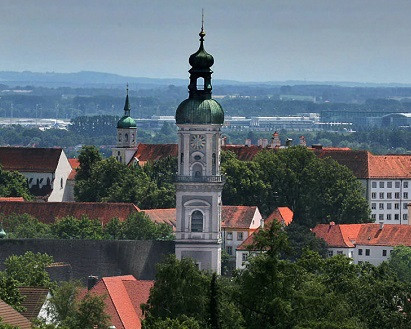 Der weithin sichtbare Kirchturm der Pfarrkirche St. Georg in Freising