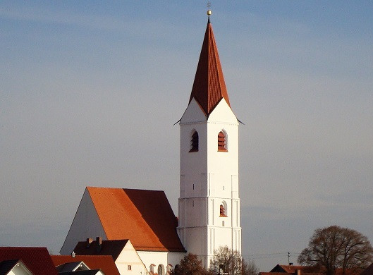Außenansicht der Filialkirche Maria Himmelfahrt in Paunzhausen/ Johanneck