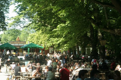 Schattenspendende Kastanienbäume und Schänken im Biergarten Schloßallee Haag