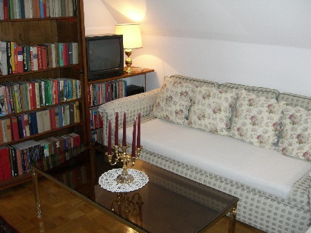 Wohnzimmer mit Balkon