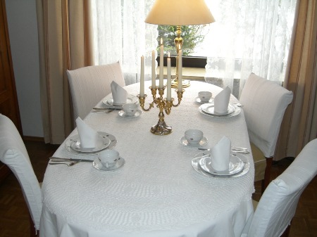 Esszimmer mit Blick in den Garten